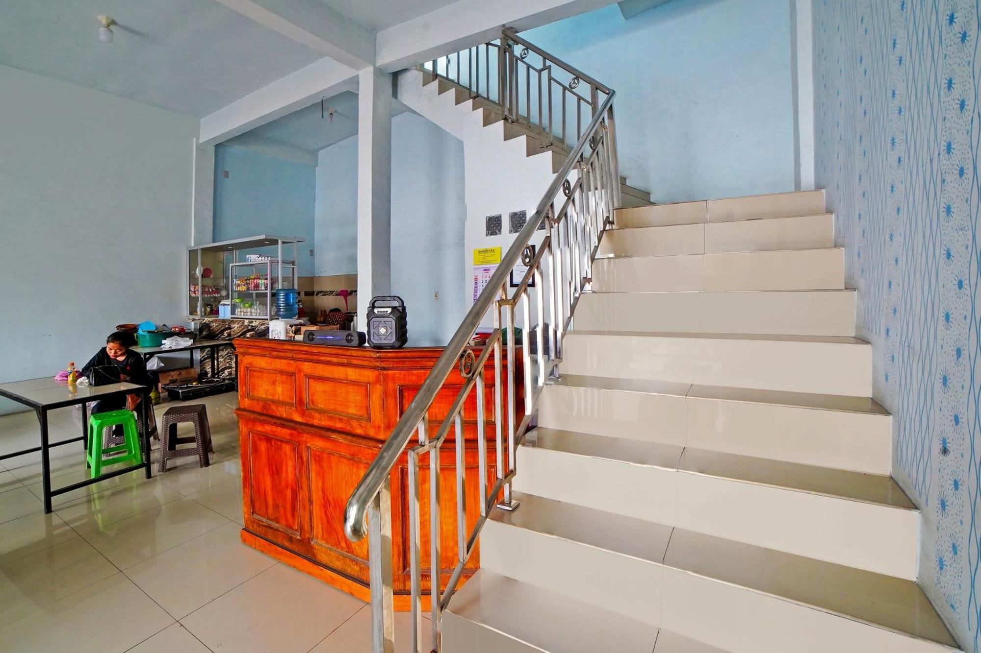 Oyo 90922 Gurusinga Guesthouse Medan Exterior photo